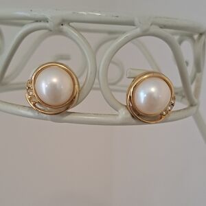 Vintage Grandmacore Cottagecore  Pearl and Gold Tone Earrings.